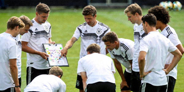 法国队球员在比赛中庆祝进球